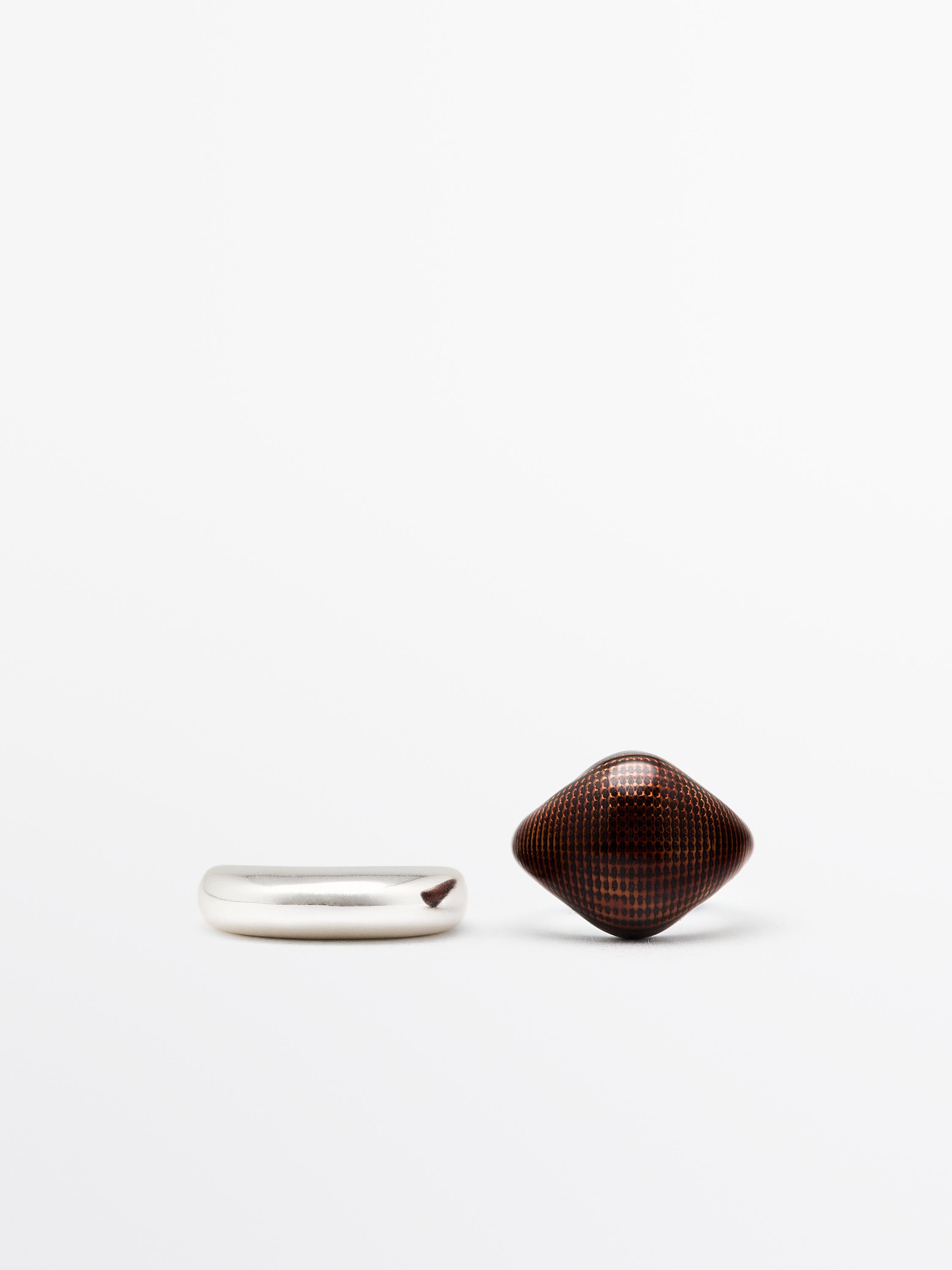 Set of textured enamelled rings
